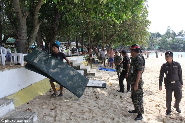 Một số cửa hàng tranh cãi và kiên quyết không chịu thu dọn ô che nắng, những hàng khác ném ô xuống trước mặt cảnh sát. 