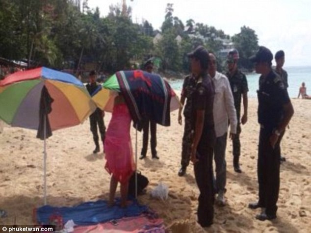 Có 3 cặp đôi đã bị tịch thu ô và một khách đã tức giận bỏ đi.