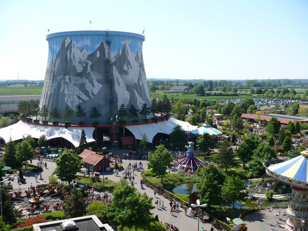 1. Wunderland Kalkar, Đức: Năm 1973, một nhà máy điện hạt nhân bắt đầu được xây dựng ở ngoại ô Dusseldorf nhưng không được thông báo rộng rãi do một số vấn đề và vấp phải sự phản đối. Nhà máy đã bắt đầu hoạt động được khoảng 1 năm nhưng các nguyên liệu hạt nhân chưa được chuyển tới, và sau thảm họa Chernobyl năm 1986, dự án bị đình chỉ hoàn toàn. Khu đất dược bán cho một doanh nhân Hà Lan vào năm 1991. Ông đã biến nhà máy thành một công viên giải trí với hơn 40 tuyến tàu lượn siêu tốc, trong đó có một xích đu và tường leo núi trên tháp làm lạnh.