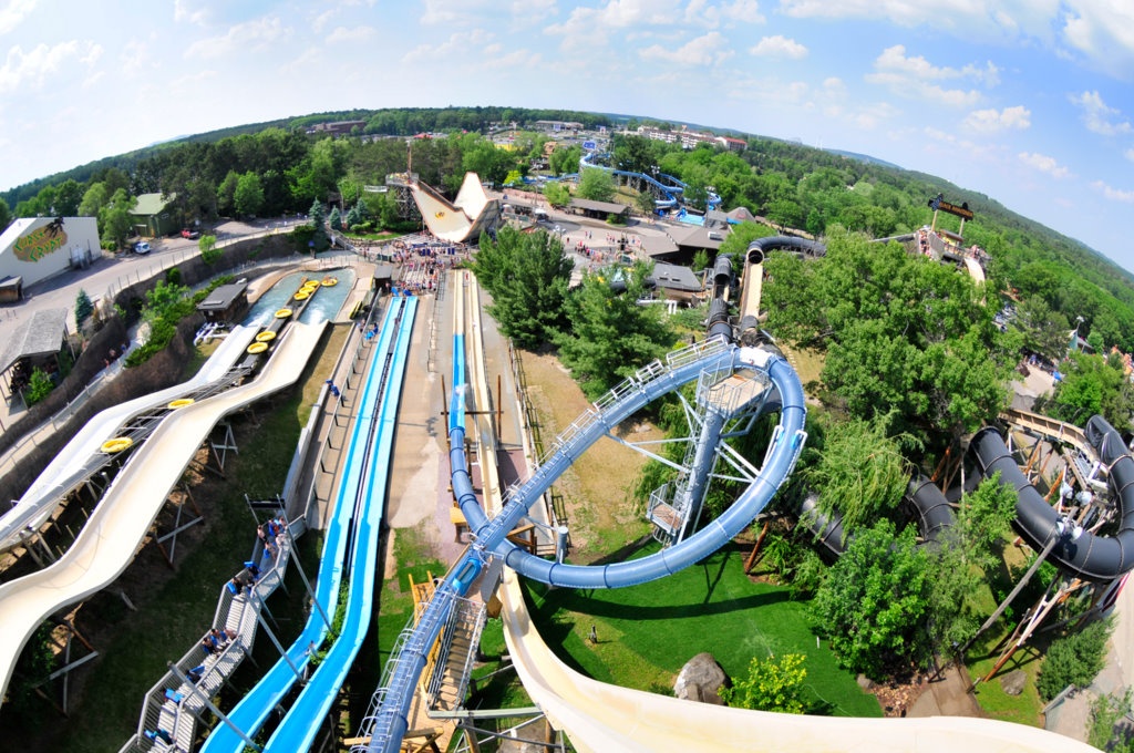 2. Công viên Action, New Jersey, Mỹ: Những ai sống ở New Jersey từ năm 1978 đến năm 1996 đều biết tới công viên Action huyền thoại với độ đáng sợ vượt xa mọi công viên có chủ đề kinh dị. Do những tàu lượn có thiết kế tệ và xây dựng không đạt chuẩn, xe cứu thương thường xuyên phải có mặt ở công viên. Trên thực tế, Vernon Township, nơi đặt công viên này phải mua thêm xe cứu thương để đáp ứng đủ lượng du khách bị thương tại công viên này. Công viên nổi tiếng đến mức có cả một bộ phim tài liệu về riêng nó. Công ty từng sở hữu và khiến Action “nổi tai tiếng” đã mua lại và mở cửa công viên vào năm nay.