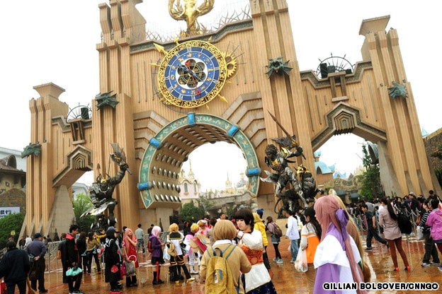 4. World Joyland, Trung Quốc: Đây là một trong những công viên giải trí nổi tiếng nhất Trung Quốc với chủ đề mô phỏng trò World of Warcraft hay Starcraft, nơi những “cosplayer” (người thích đóng giả các nhân vật trong truyện tranh, phim ảnh và trò chơi điện tử) tới biểu diễn sự sáng tạo của mình trước du khách. Một điểm hút khách ở đây là quán mì có linh vật là một chú gấu trúc biết Kung Fu.