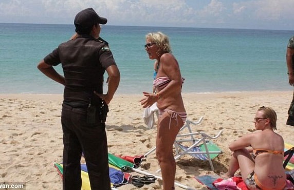 Du khach tuc gian vi bi canh sat Thai Lan tich thu do hinh anh