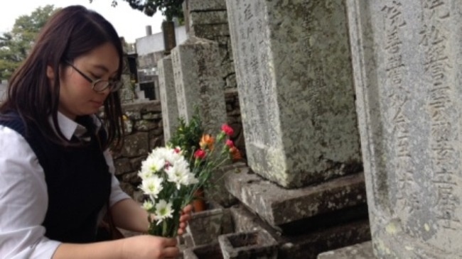Một du khách Việt Nam đang thăm viếng khu mộ phần của công chúa Ngọc Hoa tại Nhật Bản. (Ảnh: Vietnamnet)
