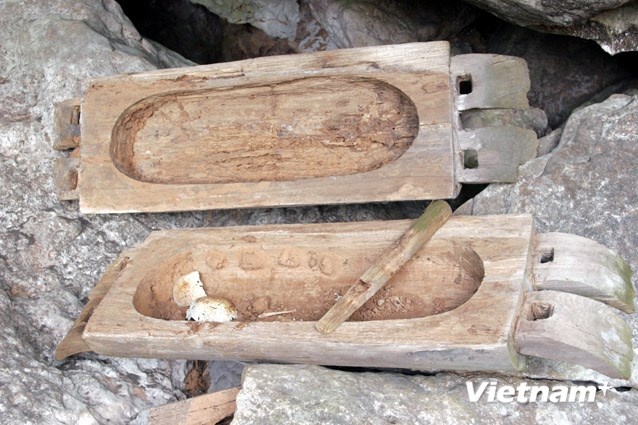 Một Quan tài nhỡ phát hiện trong hang Tạng Mè, mặc dù đã bị rơi xuống nền hang nhưng trong quan tài còn giữ được vỏ hộp sọ người táng. (Ảnh: Điêu Chính Tới/Vietnam+)