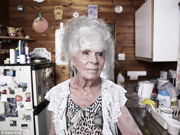 Họ có thể mặc quần áo khi trời lạnh hoặc khi làm vườn...