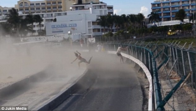 Du khach suyt chet vi nghich dai voi may bay hinh anh