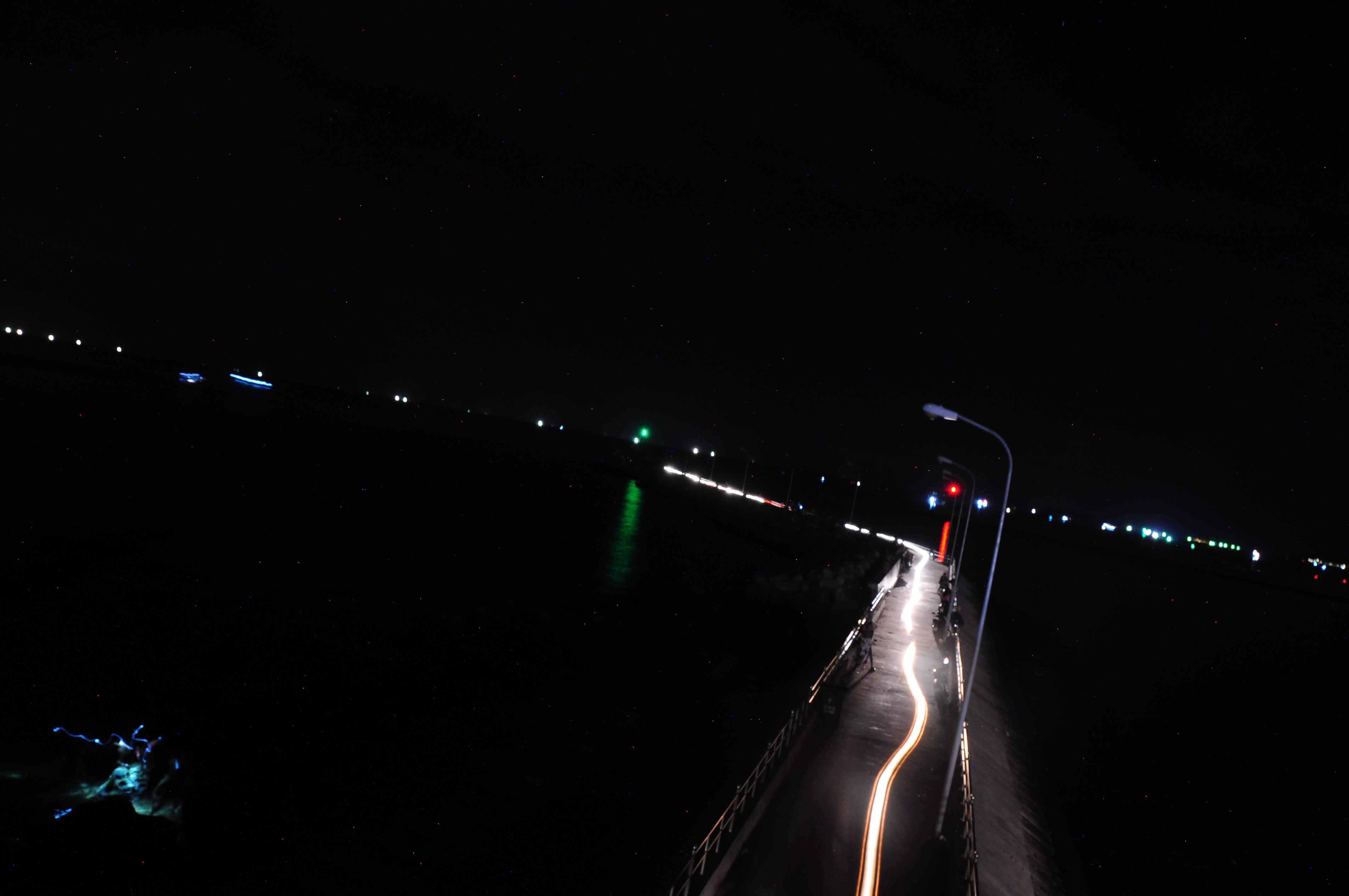 Đêm Phú Quốc thơ mộng nhìn tàu câu mực ngoài khơi với ánh đèn lung linh sắc màu