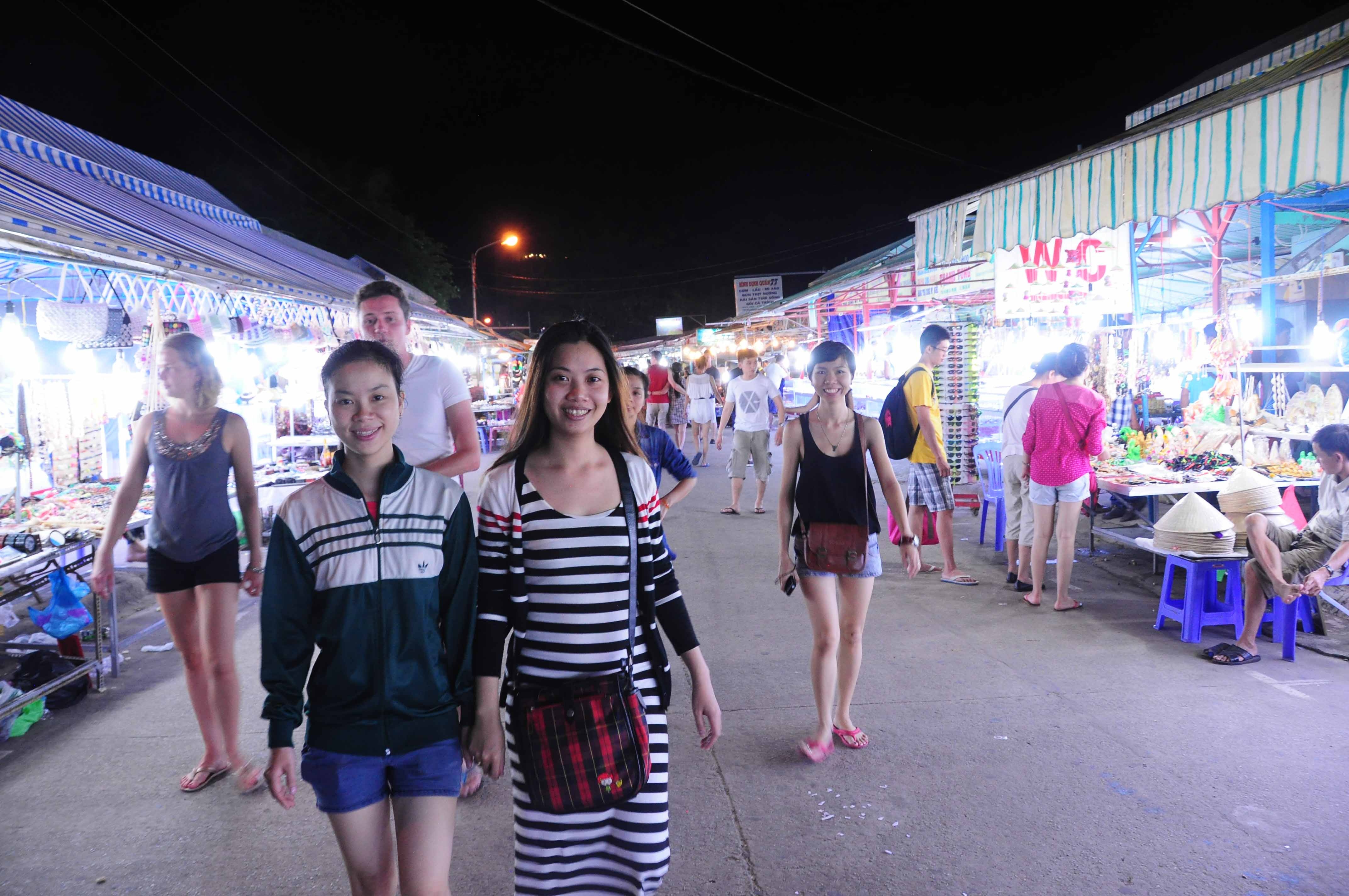 Mọi người dạo bước và tham quan Chợ Đêm Dinh Cậu với nụ cười trên môi.