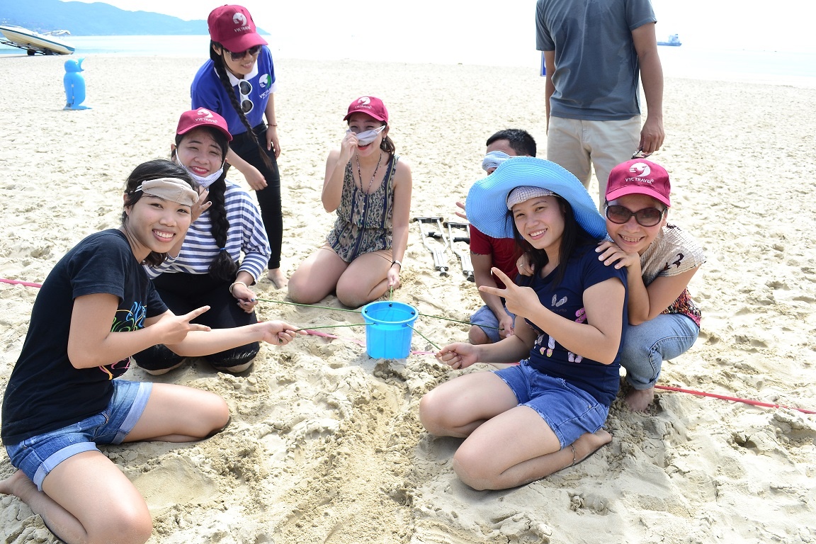 Hình: Buổi sáng vui chơi trên bãi biển Mỹ Khê