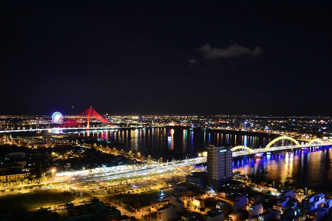 Đêm về trên thành phố biển.