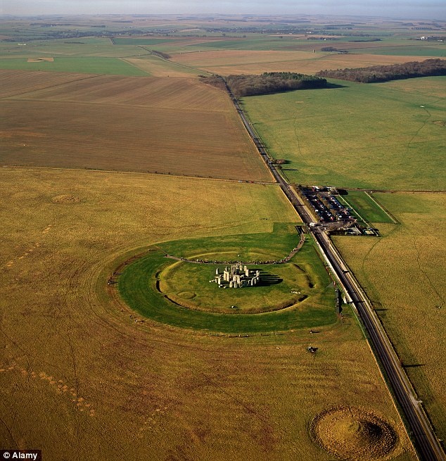 1. Vòng tròn đá Stonehenge (Anh): Di sản thế giới do UNESCO công nhận này được xây dựng khoảng 5.000 năm trước và đón nhiều lượt khách du lịch hơn bất cứ di sản nào ở Anh. Vào tháng 7 và tháng 8 có tới 5.000 người đổ về đây mỗi ngày. Tuy nhiên, Stonehenge khiến nhiều du khách thất vọng vì không hoành tráng như họ tưởng tượng. Di sản này “nhỏ, du khách không được tới gần, cách đường chính khá xa và không đáng để đi từ London xuống”.
