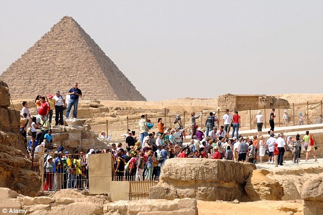 3. Kim tự tháp Giza (Ai Cập): Một ngạc nhiên nữa là sự có mặt của kim tự tháp Giza, một trong 7 kỳ quan thế giới, trong danh sách này. Được xây dựng vào khoảng 2560–2540 trước Công nguyên, đây là kim tự tháp cổ nhất và lớn nhất khu Giza Necropolis. Tuy nhiên, nhiều du khách than thở rằng khu khảo cổ “có thể được nhìn thấy từ quán Pizza Hut”, rằng nó ở quá gần thành phố ồn ào và xô bồ. Ngoài ra, du khách còn bị những người bán hàng rong quấy rầy, trong khi một số cho biết buồng giữa kim tự tháp không đẹp như họ tưởng tượng.