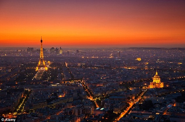 4. Paris (Pháp): Thủ đô của Pháp là một trong những thành phố đông khách du lịch nhất thế giới, lên tới 32,3 triệu lượt khách/năm, với các địa danh nổi tiếng như tháp Eiffel, bảo tàng Louvre, nhà thờ Đức bà… Nhưng đây cũng là thành phố “tệ nhất thế giới” theo kết quả khảo sát, nhiều người chỉ trích dân địa phương thiếu lịch sự với du khách. Nhiều người cho biết nhân viên phục vụ ở các quán cà phê không thân thiện chút nào, thành phố khá bẩn và đắt đỏ.