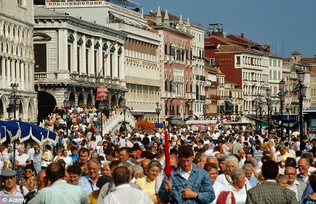 5. Venice (Ý): Thành phố nổi này chào đón hơn 60.000 khách mỗi ngày, dẫn tới những con phố quá đông đúc, đồ ăn và thức uống đắt đỏ.  Những con kênh bị ô nhiễm và khá nhiều rác. Các địa điểm tham quan thường quá tải và có nhiều kẻ lừa đảo, tệ nhất là vào dịp cuối tuần.