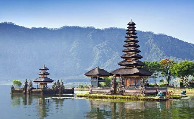8. Bali (Indonesia): Được ca ngợi là một điểm đến “giống như thiên đường”, nhiều du khách cho biết họ không mấy ấn tượng với vùng đất này. Nguyên nhân chủ yếu là những bãi biển nổi tiếng không được sạch sẽ như ảnh quảng cáo, lượng người đổ về quá đông và có khá nhiều kẻ lừa đảo.