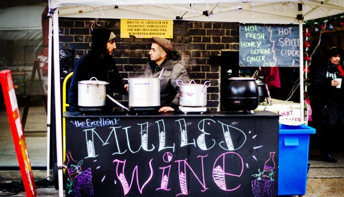 Hoặc bạn cũng có thể nhâm nhi, thưởng thức loại rượu thơm mùi nho cực kỳ ấn tượng ở các khu chợ Giáng sinh bình dân hơn.