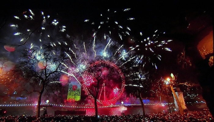Những màn pháo hoa kéo dài tạo cho không khí của khoảnh khắc giao thừa trở nên ấn tượng và ấm áp hơn, mang lại niềm vui và niềm hạnh phúc tới cho tất cả mọi người.