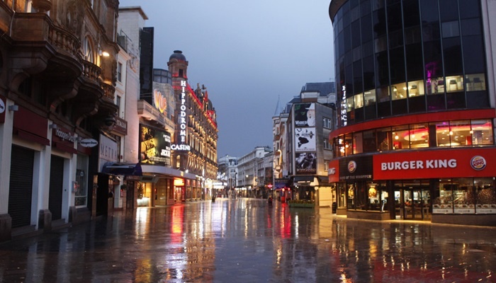 London cũng có những khoảnh khắc yên bình trong dịp lễ Giáng sinh, khi mọi người đã trở về nhà với gia đình,con cái và các con phố lớn nhỏ cũng không còn một bóng người.