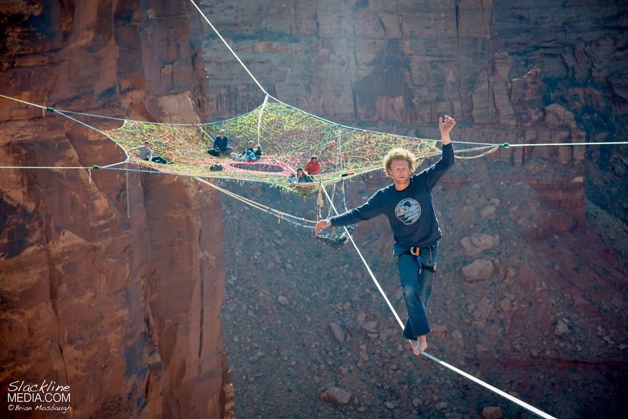 Moab Monkeys là một nhóm vận động viên ưa mạo hiểm ở Utah. Gần đây họ đã treo một tấm lưới khổng lồ trên một hẻm núi gần Moab, Utah ở độ cao chóng mặt lên tới 122 m.