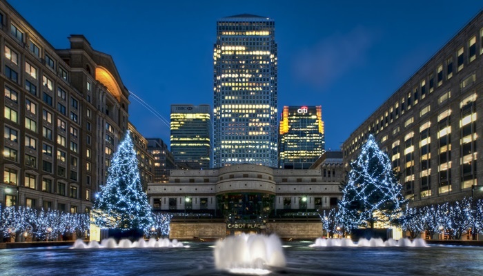 Giáng sinh là thời điểm London được khoác một chiếc áo mới với vẻ đẹp huyền ảo và lung linh bởi ánh sáng ngập tràn ở khắp mọi nơi.