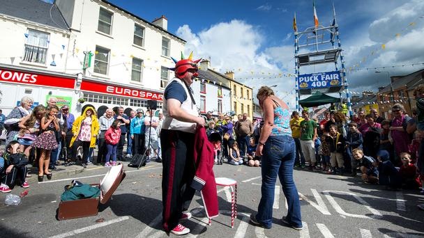 Các vũ công, những nghệ sĩ múa rối và các ban thổi kèn túi đi trước xe chở vua dê, biểu diễn cho công chúng và nhà vua thưởng thức. Trước và sau lễ diễu hành, đường phố Killorglin trở nên vô cùng náo nhiệt và sôi động.