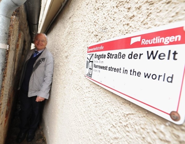 2. Con phố hẹp nhất thế giới: Spreuerhofstraße là con phố hẹp nhất thế giới, nằm tại thành phố Reutlingen, Baden-Württemberg, nước Đức. Đoạn hẹp nhất phố là 31 cm và đoạn rộng nhất là 50 cm. Con phố ra đời vào năm 1727 khi khu vực được tái thiết sau trận hỏa hoạn lớn lan khắp thành phố vào năm 1726.