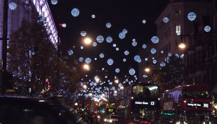 Và những điều kỳ diệu xuất hiện một cách thần kỳ mỗi khi thành phố lên đèn.