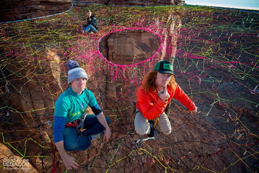 Moab Monkeys là nhóm chuyên đi thăng bằng trên dây, leo núi, nhảy dù và làm phim.