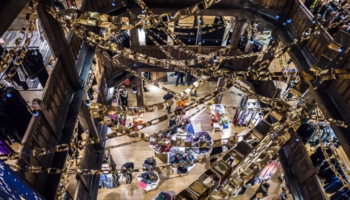 Các cửa hàng được trang hoàng một cách cực kỳ bắt mắt bởi những phụ kiện hết sức đơn giản nhưng không kém phần sang trọng.