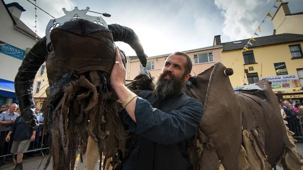 Vào ngày cuối cùng của lễ hội, vua dê sẽ được cởi bỏ mũ miện. Một hình nộm của vị vua lạ lùng này sẽ được kiệu ra khỏi thị trấn và con dê được thả vào núi. 