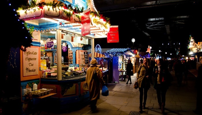 Ở London không chỉ có những khu mua sắm cao cấp mà còn cả cả những khu chợ Giáng sinh ấm áp với những hoạt động vui chơi giải trí thú vị và những món ăn hấp dẫn không thể không thử.