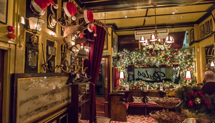 London còn có những nhà hàng cổ kính và sang trọng bậc nhất luôn chào đón khách hàng bằng những món ăn đẳng cấp và những loại rượu tuyệt hảo.