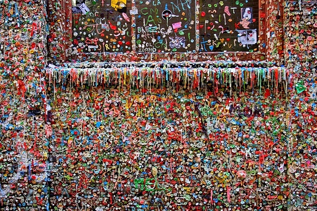 2. Tường bã kẹo cao su, Seattle, Mỹ: Từ những năm 1990, du khách bắt đầu dính bã kẹo cao su lên tường trong lúc xếp hàng ở chợ nông sản tại Seattle, kết quả là một bức tường rực rỡ sắc màu và có phần kinh dị. Nhiều du khách thậm chí còn nặn bã kẹo cao su của mình thành các hình dạng khác nhau và hình mặt người.