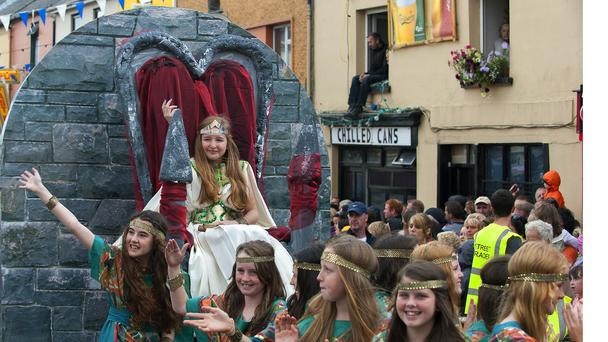 Theo truyền thống, “hoàng hậu Puck” sẽ có nhiệm vu vinh quang là trao vương miện cho vua dê. Hoàng hậu là một nữ sinh được chọn qua cuộc thi viết luận trong đó các nữ sinh cho biết vì sao họ xứng đáng được làm nữ hoàng.