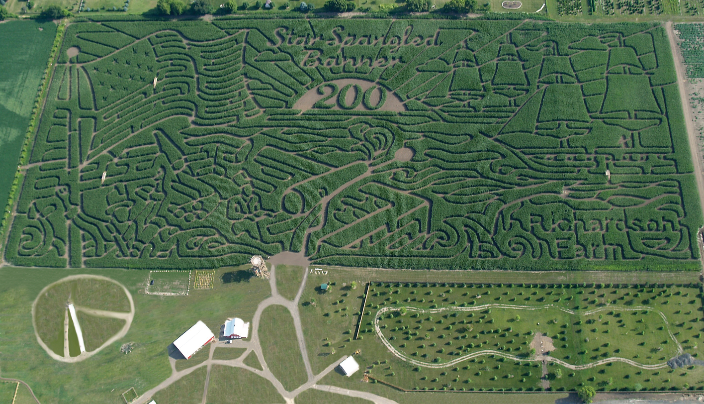 Mê cung của trang trại Richardson, Illinois  Trang trại này có những mê cung ngô lớn nhất thế giới, với 5 mê cung khác nhau trải rộng trên 134.000 m2. Mê cung năm nay được làm theo chủ đề kỉ niệm 200 năm quốc ca Mỹ và mất tới 2 tiếng để du khách có thể tìm đường ra. Nằm ở phía Nam Illinois, mê cung này thu hút rất nhiều du khách.