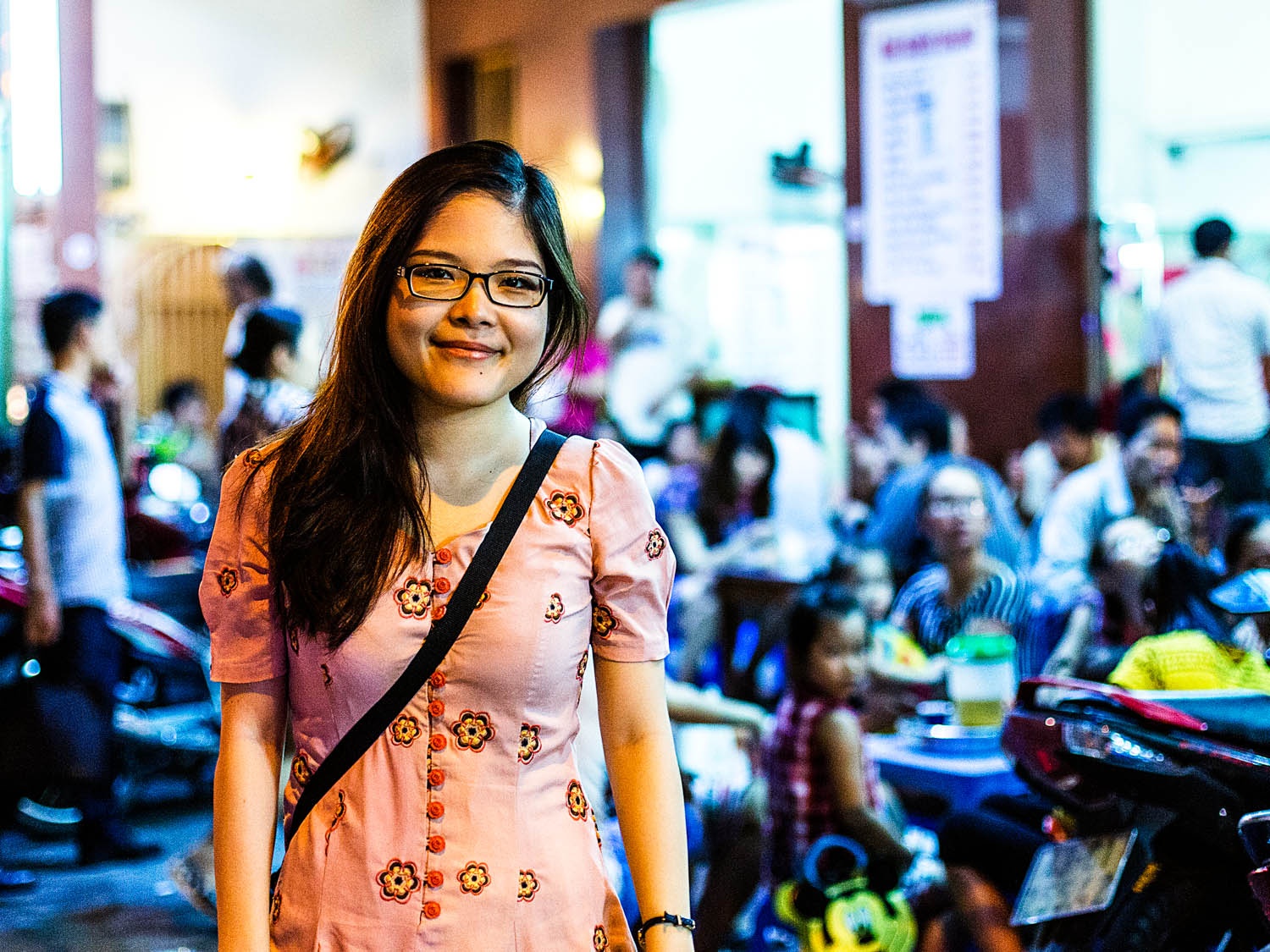 Lê Hạ Uyên, cô gái xinh đẹp người Đà Nẵng mở tour khám phá ẩm thực Đà Nẵng cho du khách nước ngoài với nụ cười và sự thân thiện đặc trưng của người Đà Nẵng. Ảnh: Brian Oh