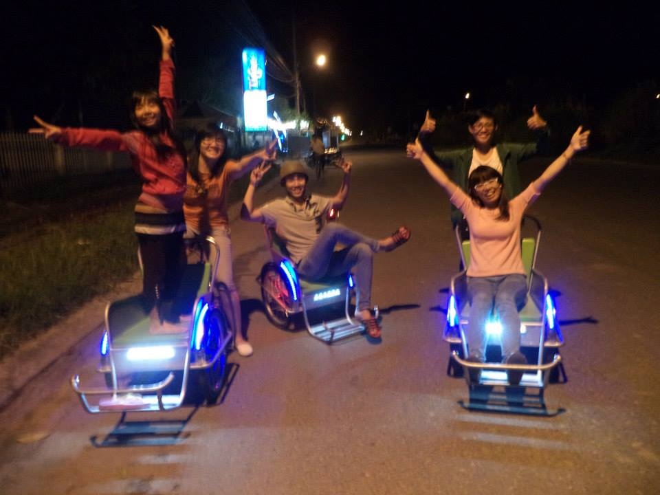 Buổi tối_ cười rộn rã với những chiếc xích lô bé ti dễ thương.