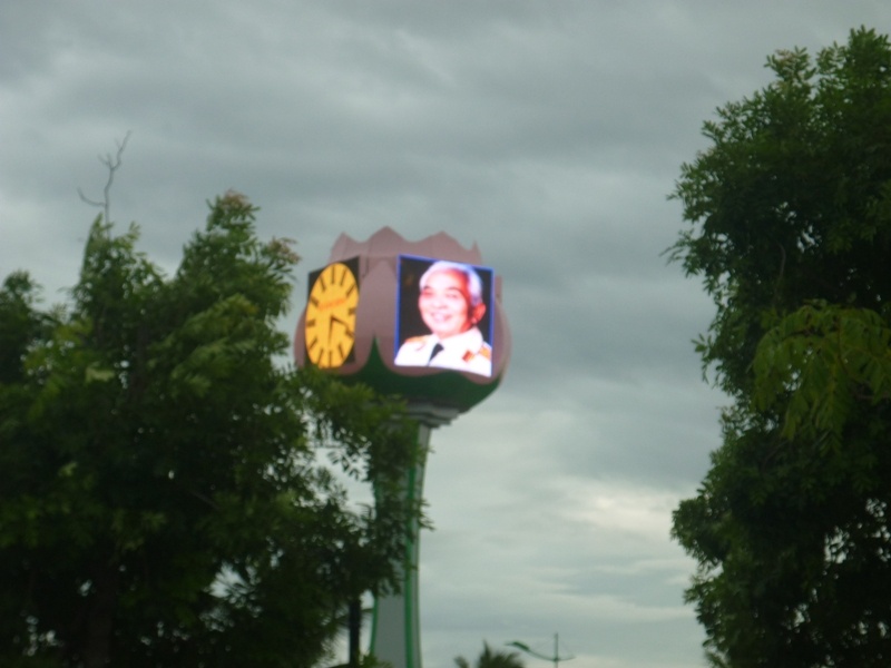 Hình Bác Giáp tươi cười trên bờ sông Nhật lệ.