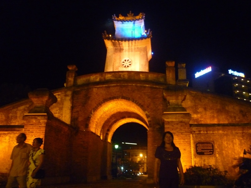 Một tường thành Lũy Thầy về đêm trong thành phố