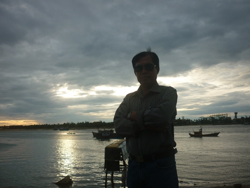 Trên công viên ven sông Nhật lệ-Quảng Bình.