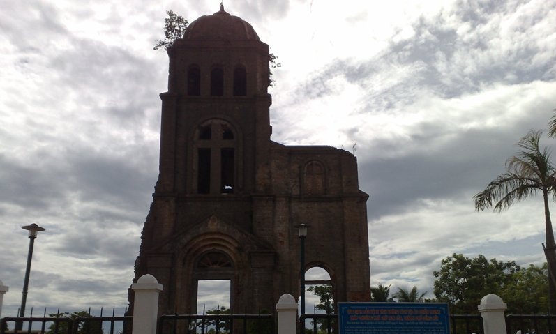 Một nhà thờ bị đánh sập mất một bên trong chiến tranh