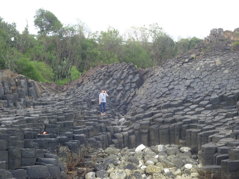 Hình 2. Con người luôn luôn nhỏ bé trước thiên nhiên