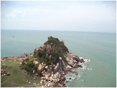 Nơi đây khá là hoang sơ với các dịch vụ chưa phát triển.