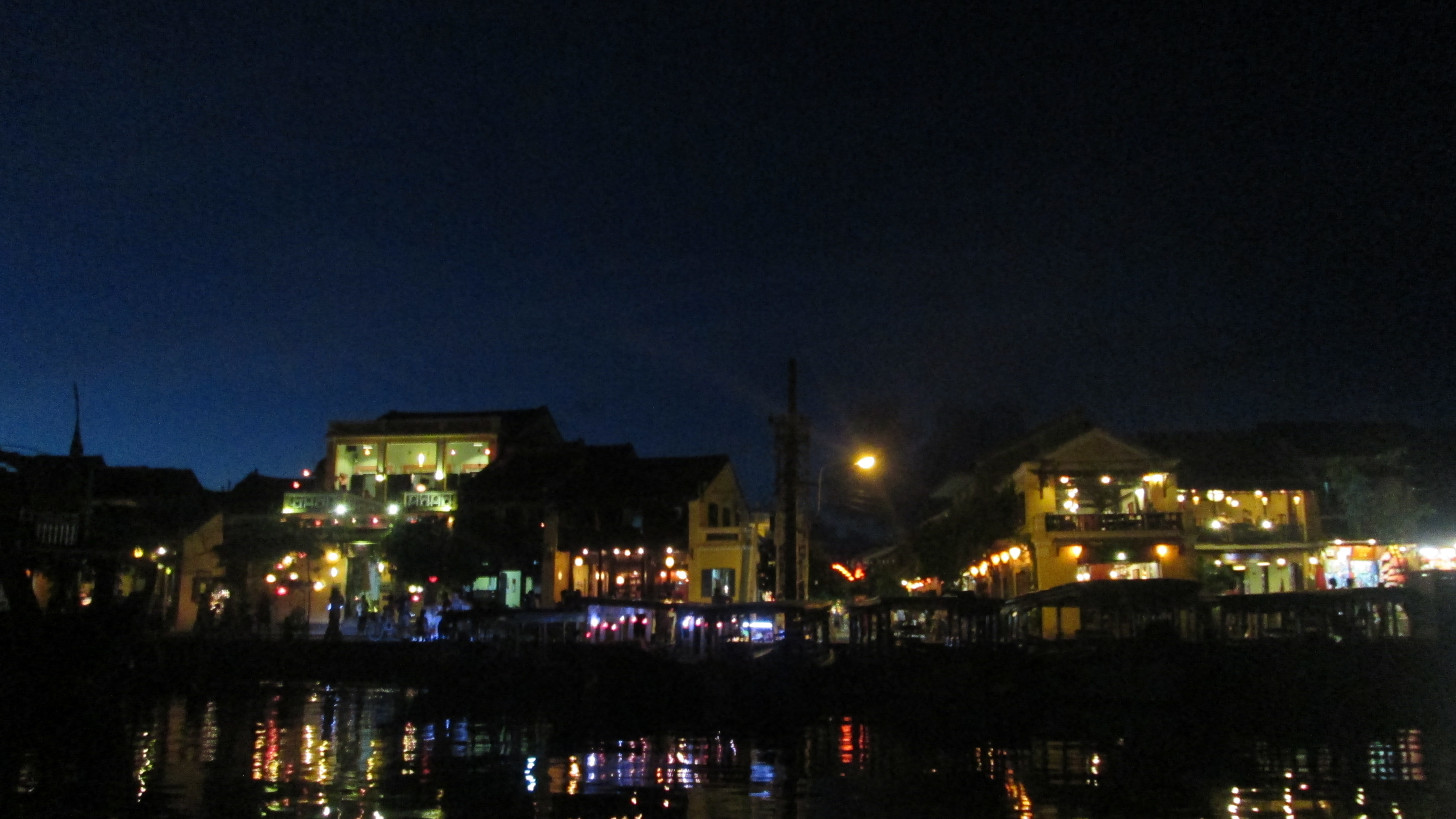 Đặt lưng lên cái mũi xuồng êm ả mà nhìn trời mây, rồi nhìn những dãy nhà dập dìu đèn treo cao thấp, lấp lóa trong đêm, nước mắt tôi trực trào