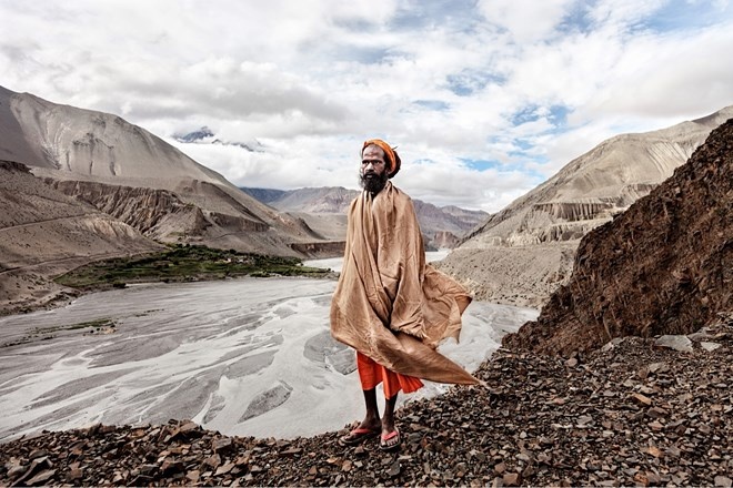 Một giáo sĩ đạo Hindu đứng bên sông  Kali Gandaki trước khi tiến vào vùng đất Mustang