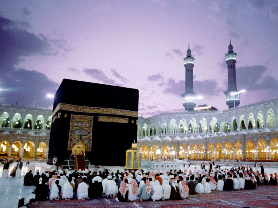 3. Mecca, Ả Rập Saudi: Chuyến hành hương tới thánh địa Mecca rất quan trọng với những người theo đạo Hồi. Nhưng sự phát triển của công nghệ đang gây ra nhiều ý kiến trái chiều khi những tín đồ đạo Hồi trẻ tuổi thường dùng mạng xã hội để ghi lại chuyến hành hương của mình. Các giáo sĩ đạo Hồi và các học giả đã yêu cầu mọi người không chụp selfie, nhất là khi tới thăm các thánh địa, vì cho rằng những bức ảnh đó đi ngược lại với nguyên tắc khiêm tốn của đạo Hồi.