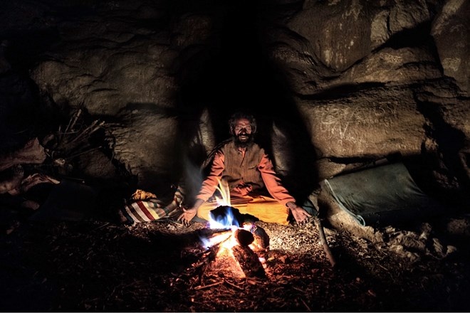 Một giáo sĩ đạo Hindu đang ngồi thiền trong hang Ranbyung, trong một ngọn núi ở dãy Himalya