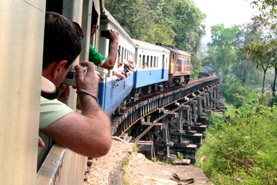 Nu du khach suyt chet vi tho dau ra khoi cua so tau dang chay hinh anh