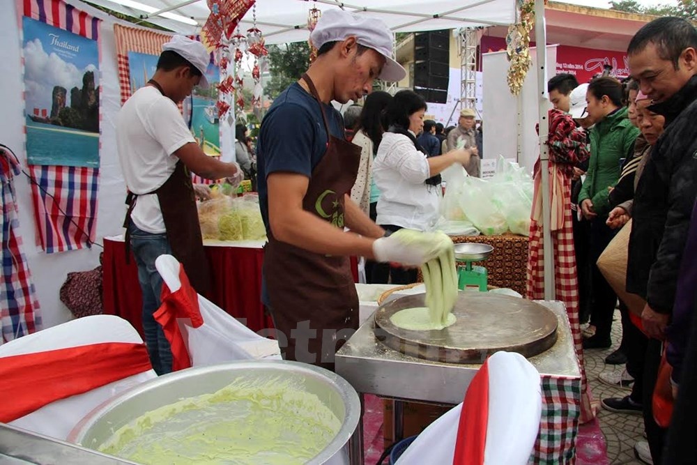 Nhiền món ăn đặc trưng của Thái Lan được chế biến trực tiếp tại ngày hội (Ảnh: Nhật Linh/Vietnam+)
