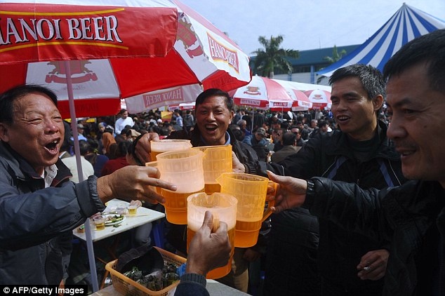 Le hoi bia hoi Viet Nam len bao Anh hinh anh